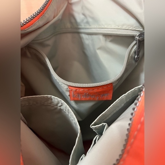 ⚪️Kipling ladies crossbody bag with tons of pockets - Picture 2 of 7